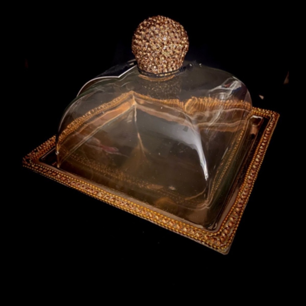 Tahari Pedestal Cake
Stand W/ Glass Cover/ Rhines -> See pics